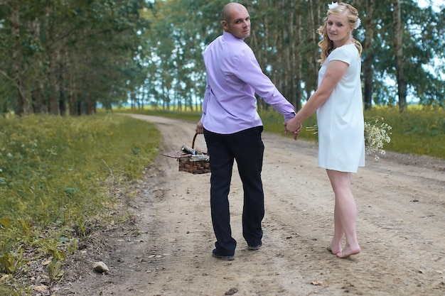 Amantes recém-casados caminhando em um campo no dia de outono