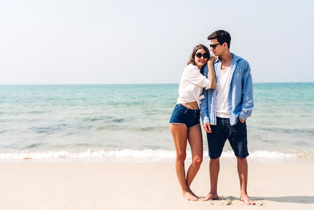 Amantes românticos jovem casal relaxante juntos na praia tropical. Homem abraçando com mulher e aproveitar a vida. Férias de verão