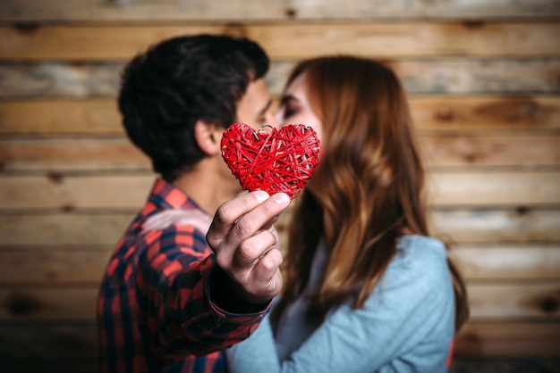 Amantes se beijando atrás dos namorados