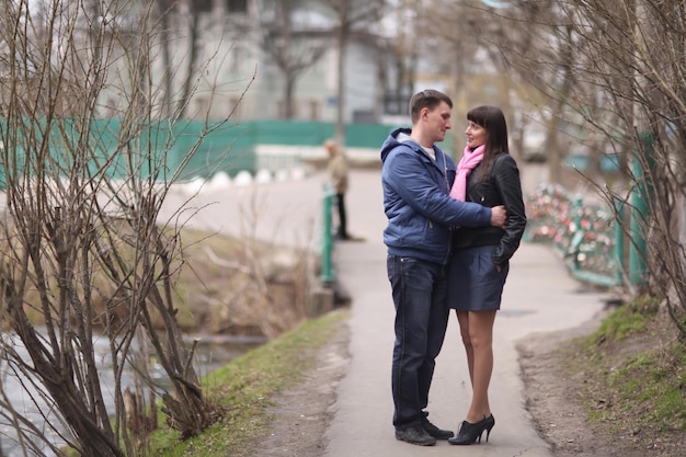 amantes se beijando no parque