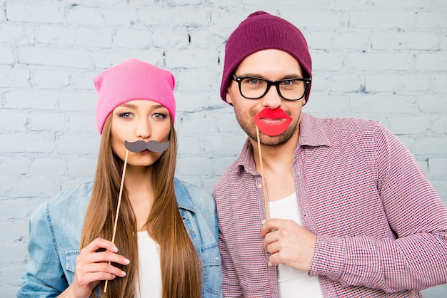 Amantes segurando adereços para a festa