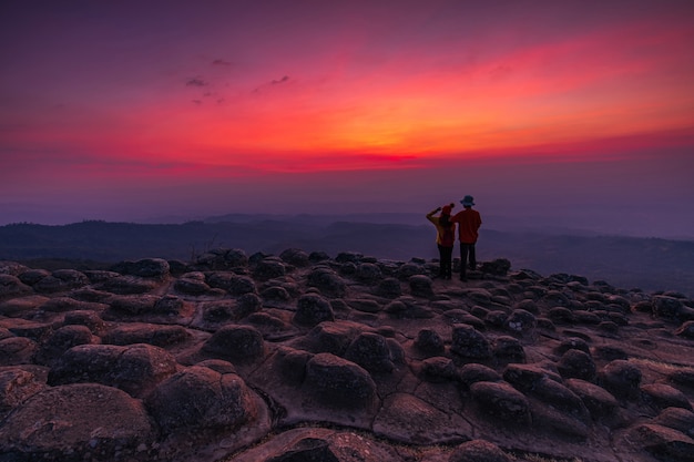 Foto los amantes del senderismo en las montañas.