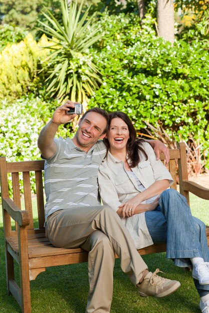 Los amantes de tomar una foto de sí mismos en el jardín