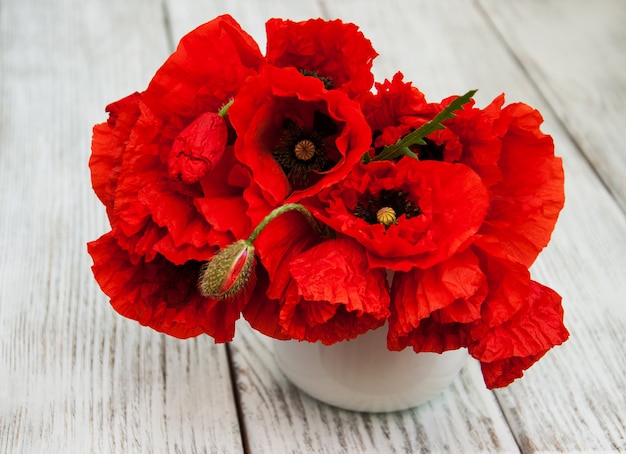 Amapolas rojas en un florero