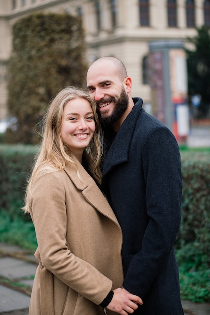 Amar o jovem casal andando por praga, república tcheca