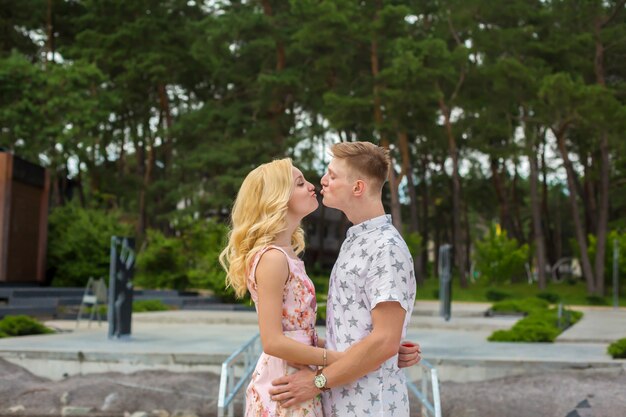 Amar o jovem casal beijos no parque verde