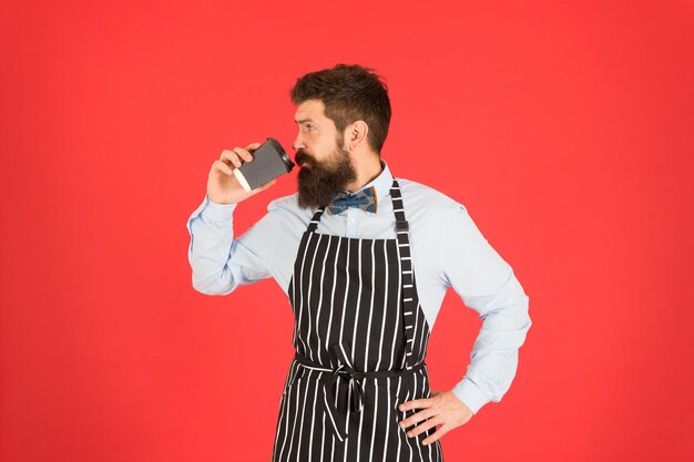 Amar su trabajo. El café de la tercera ola aspira a la forma más alta de apreciación culinaria del café. Hombre barista profesional hipster barbudo disfrutar de café aromático. Concepto de cafetería y cafetería. Bebida con cafeína.