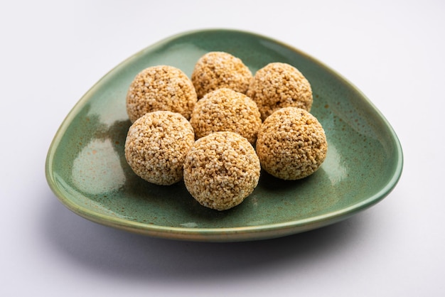 Foto amaranth laddu o rajgira laddoo hecho con grano real también llamado bolas dulces esféricas cholai