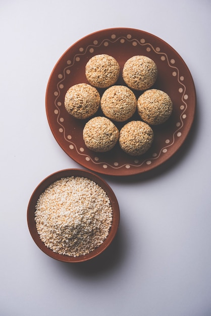 Amaranth oder Rajgira Lahi in einer Schüssel mit süßem Laddu. selektiver Fokus