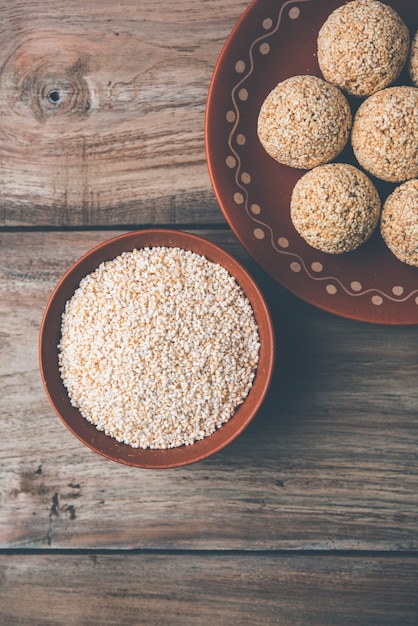 Amaranto ou rajgira lahi em uma tigela com doce laddu. foco seletivo