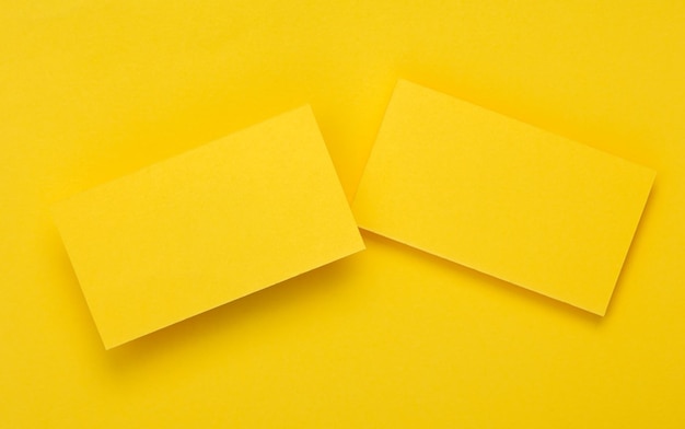 Amarelo Cartões de visita em branco para identidade corporativa em fundo amarelo Modelo criativo