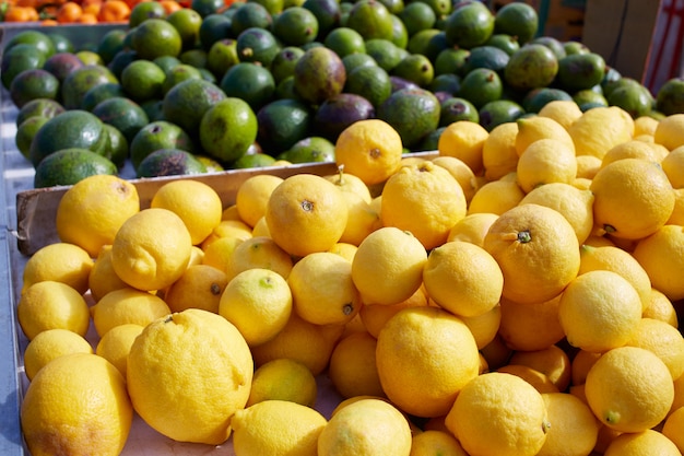 Amarelo-limão no mercado ao ar livre Espanha