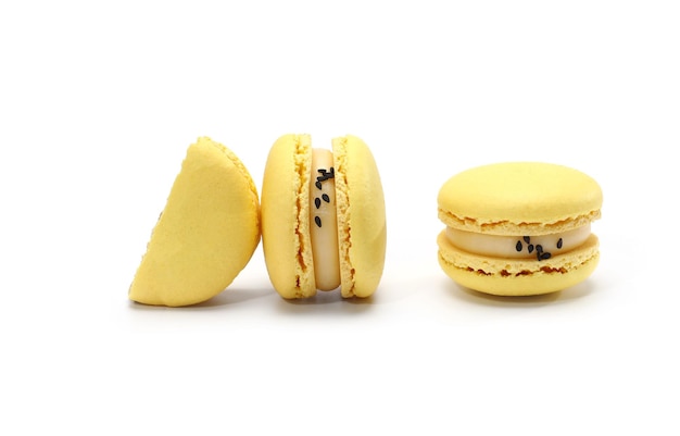 amarillo delicioso casero tradicional francés macarrones o macarrones elegante postre francés frutas naturales y sabores de bayas relleno cremoso de cerca sobre fondo blanco