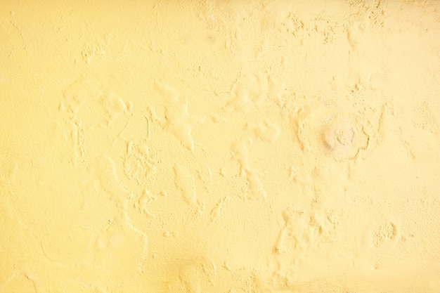 Foto amarillo erosionó muro de hormigón pintado, fondo grunge textura rugosa