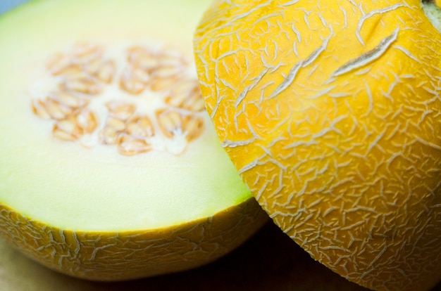 Amarillo melón medio cerca. Verano refrescante postre de merengue vegetal.