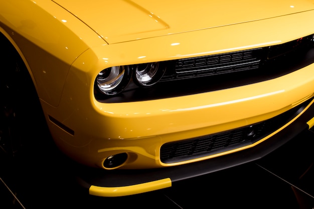 Amarillo muscle car moderno - cerrar