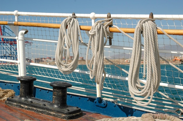 Amarração Cabulry Corda náutica branca enrolada em deck de madeira de veleiro de luxo