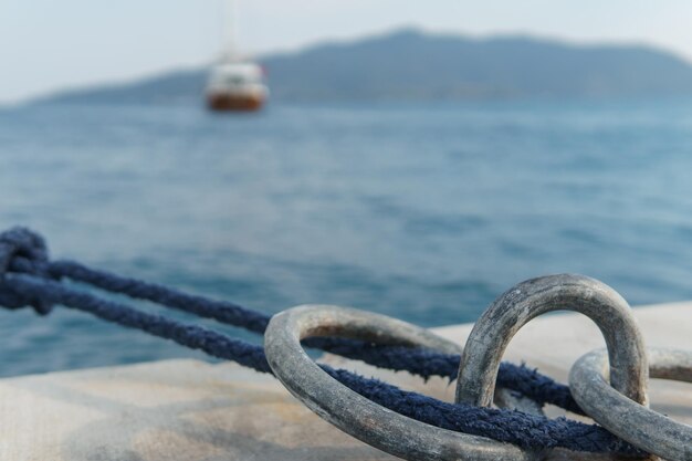 Amarre de barcos con el telón de fondo de una bahía del mar en un día soleado