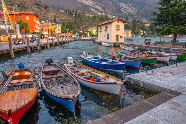 Amarre con embarcaciones en la localidad de Riva del Garda. Italia. Muelle en Riva del Garda.