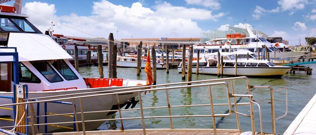 Amarre marítimo, puerto marítimo de Venecia. Italia