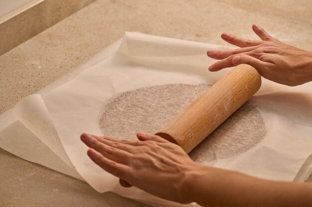 Amasar con rodillo la masa para la preparación del hombre de jengibre