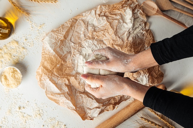 Amassando a massa para cozinhar pizza no papel