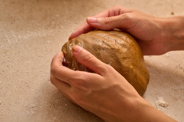 Amassando a mistura de biscoito de gengibre de natal com as mãos