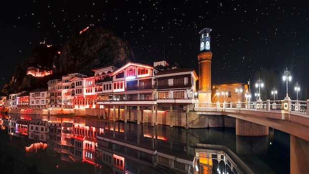 Amasya Turquía Casas antiguas otomanas vista panorámica nocturna junto al río Yesilirmak en la ciudad de Amasya