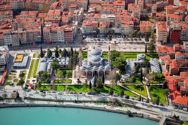 Amasya Turquía City River y Sultan Bayezid II Mosque Vista desde arriba