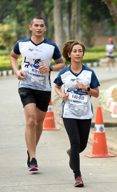 Amateur-Marathonläufer kommen, um an einer Wohltätigkeitsveranstaltung in Songkhla, Thailand, teilzunehmen