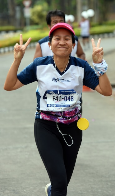 Amateur-Marathonläufer kommen, um an einer Wohltätigkeitsveranstaltung in Songkhla, Thailand, teilzunehmen