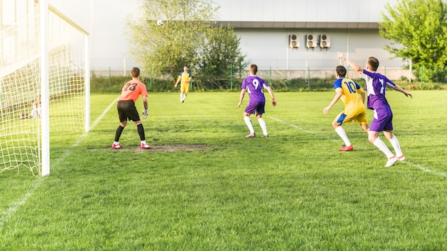 Foto amateurfußballkonzept mit matchszene