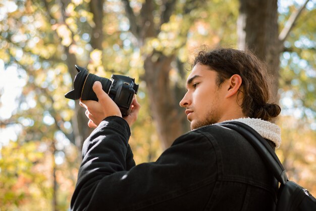 Amateurnaturphotograph, der Fotos im Fallwald macht