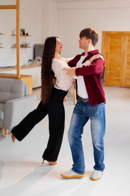 Amateurs latinos en plena toma bailando la salsa