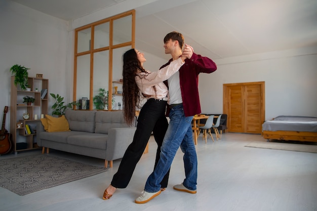 Foto amateurs latinos en plena toma bailando la salsa