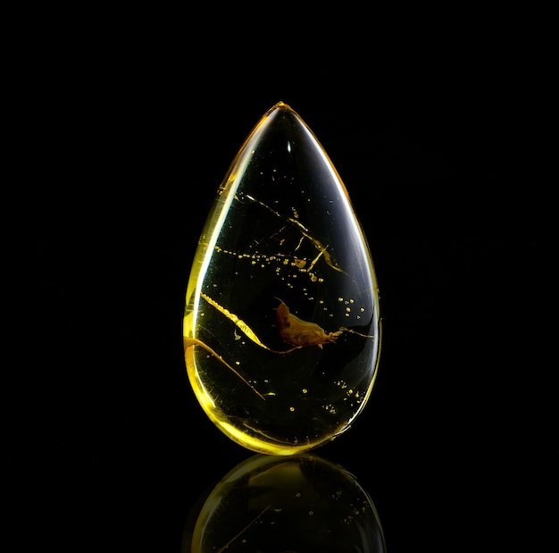 Âmbar ensolarado em preto na forma de uma gota