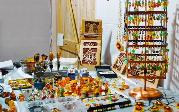 Amber Weihnachtsschmuck auf dem Weihnachtsmarkt in Vilnius, Litauen. Adventmarkt und Stände mit Kunsthandwerk im Basar. Nachtstraße Weihnachts- und Feiertagsmesse in europäischen Städten oder Gemeinden, Dezember.