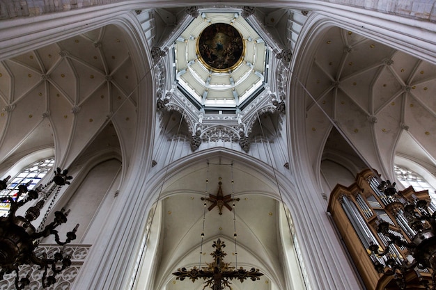 AMBERES, BÉLGICA - 2 de octubre de 2019: Interiores, pinturas, vidrieras y detalles de la catedral de Notre dame d'Anvers en Amberes, región flamenca, Bélgica