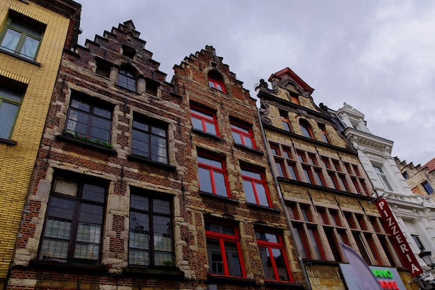 Amberes, Bélgica - 2 de octubre de 2019: viejos edificios históricos en las calles de Amberes, región flamenca, Bélgica