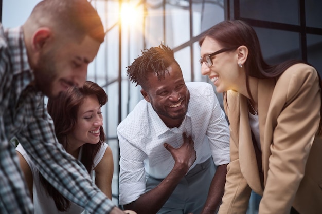 Ambicioso empleado inteligente habla en una reunión y comparte su opinión sobre una idea creativa en un grupo br