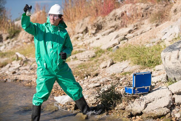 Ambientalista que tiene una muestra de agua contaminada