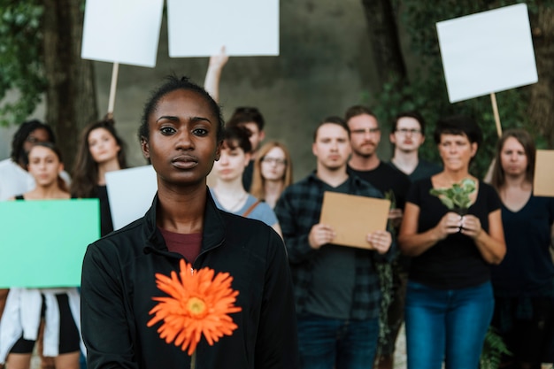 Ambientalistas zangados protestando pelo meio ambiente