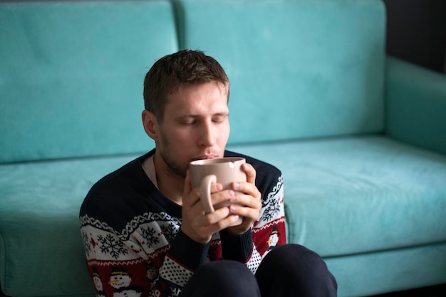 Un ambiente acogedor en casa bebiendo bebida caliente en invierno