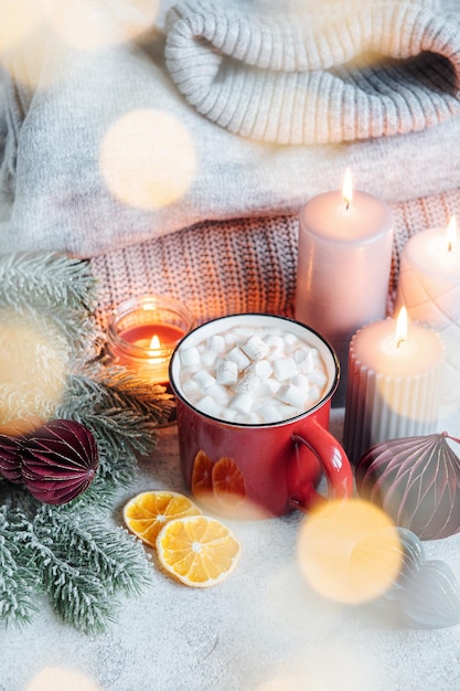 Ambiente aconchegante de inverno e natal com chocolate quente e biscoitos caseiros