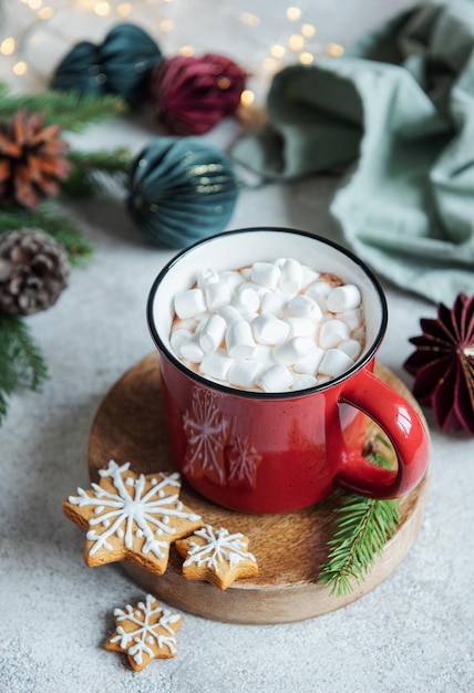 Ambiente aconchegante de inverno e natal com chocolate quente e biscoitos caseiros