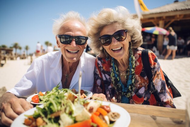 En el ambiente de un café iluminado por el sol, una pareja de ancianos europeos comparte un momento de alegría mientras se deleitan con una nutritiva ensalada de verduras en un día brillante y soleado.