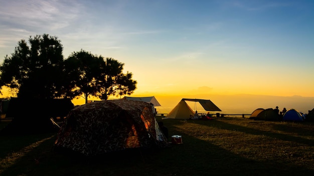 Ambiente de camping durante la puesta de sol, Tailandia