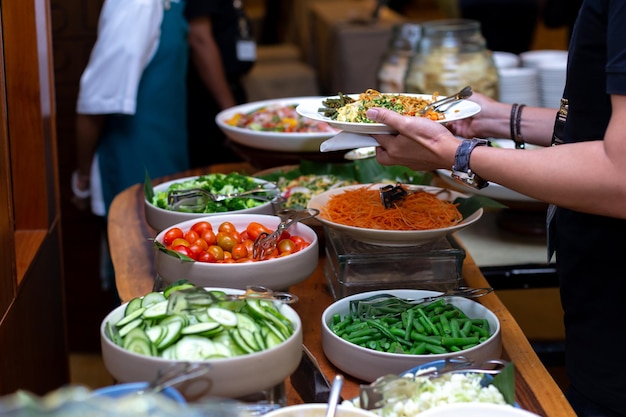 Foto ambiente de barraca de comida com opção variada de verduras.