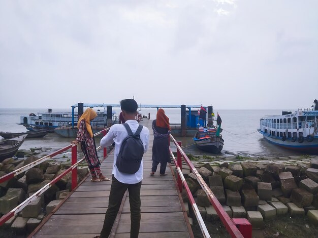 Ambiente de muelle comercial de belleza con barco de pesca o un pequeño barco en un río grande