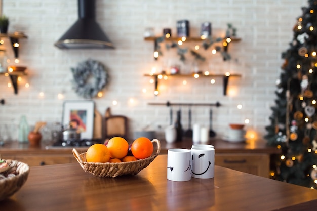 Ambiente navideño decorado árbol de Navidad y luces en la cocina.